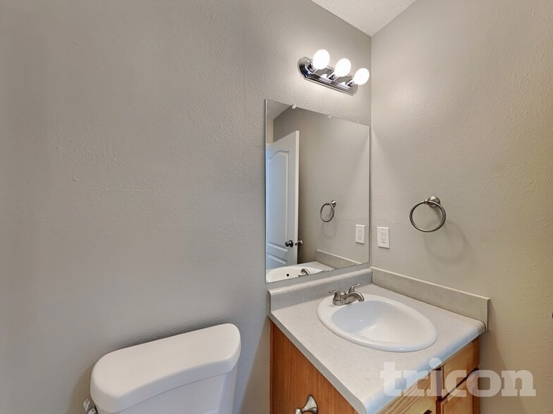 Building Photo - 1840 Blackmore Dr