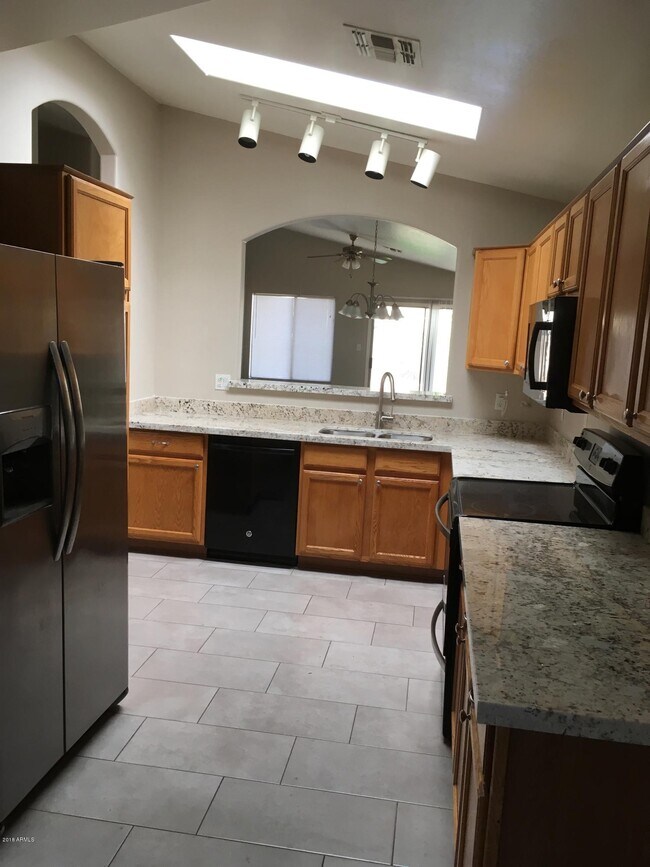 Building Photo - 528 E Cantebria Dr