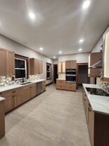 Building Photo - 403 W 4th St