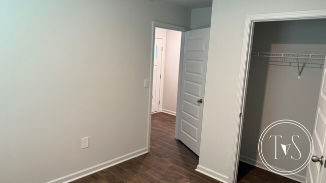 Building Photo - 128 Lakeside Dr