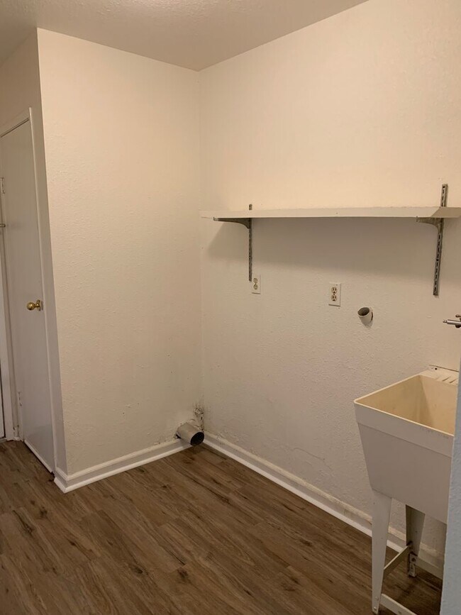 Building Photo - 4 Bedroom 2 Bath Ranch Style Home in Lemoore