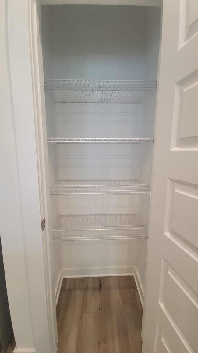 Building Photo - 7589 Discovery Pt Dr NW