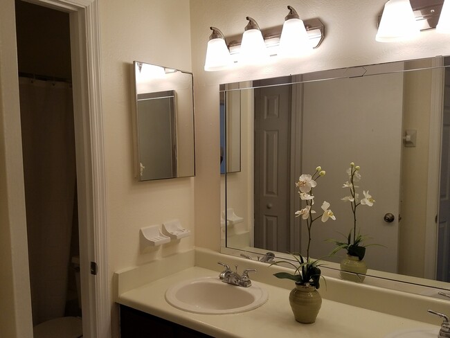 Building Photo - Amazing Remodeled Lake View Condo x Rent @...