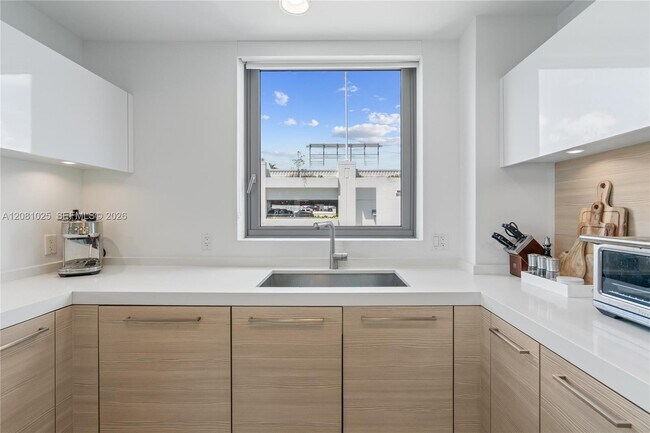 Building Photo - 17111 Biscayne Blvd