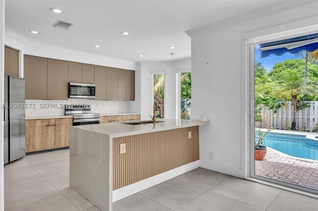 Building Photo - 3433 SW 52nd Ave