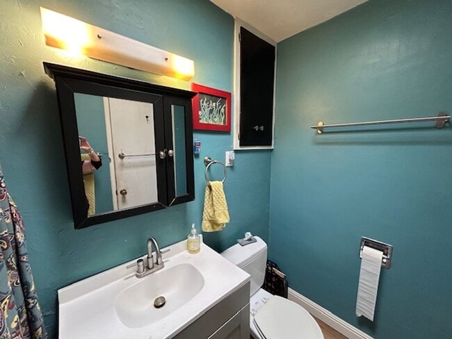 Building Photo - 2 bedrooms-1 bath - on 4th Ave