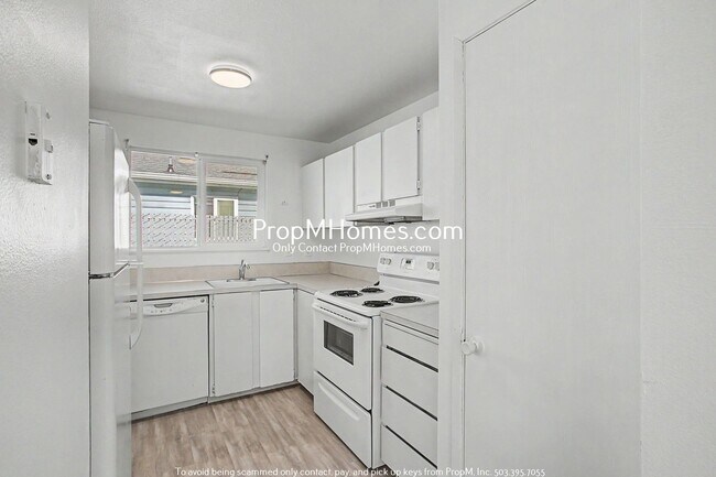Building Photo - Updated Two Bedroom Duplex in Sellwood - Garage Included!