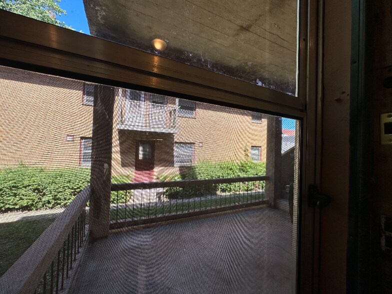 Building Photo - 1704 E Locust St