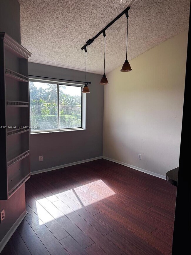 Building Photo - 979 Coral Club Dr