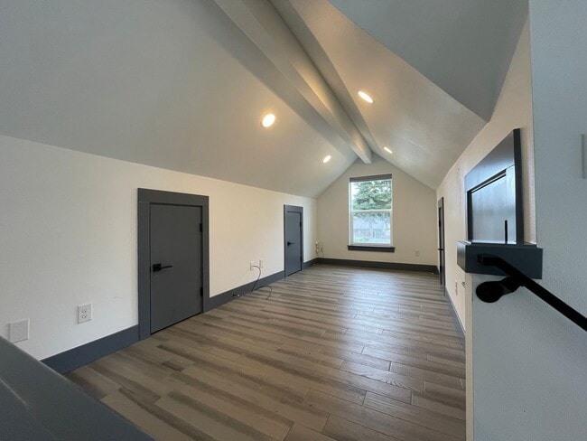 Building Photo - Charming 1Bed 1Bath Modern 2 Story Cottage with Fabulous Updates! Washer & Dryer Hook-ups!