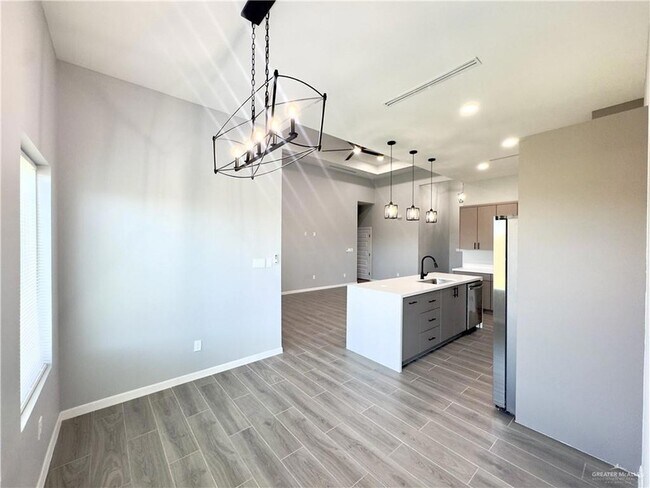 Building Photo - 905 Durango Dr