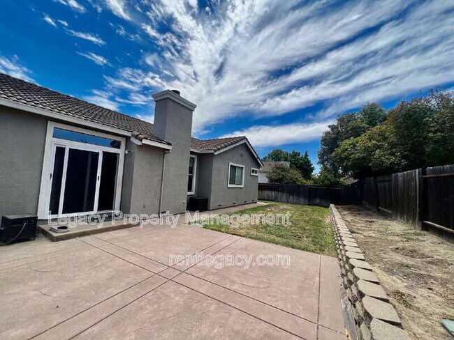 Building Photo - 1605 Paseo Flores Dr