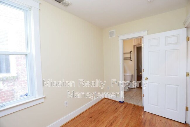 Building Photo - 1400 Bainbridge St
