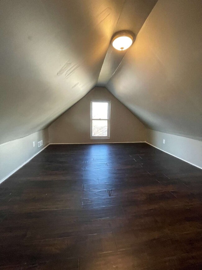 Building Photo - Amazing 3 bedroom in Central East McKeesport Location