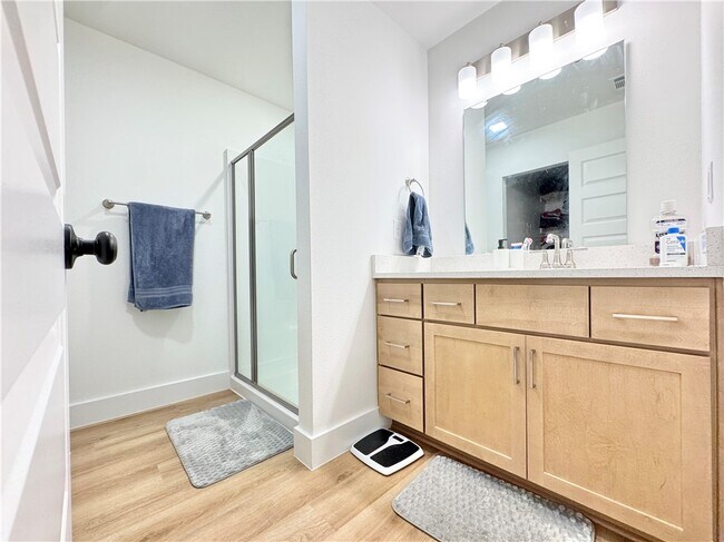 Building Photo - 681 Kendra St