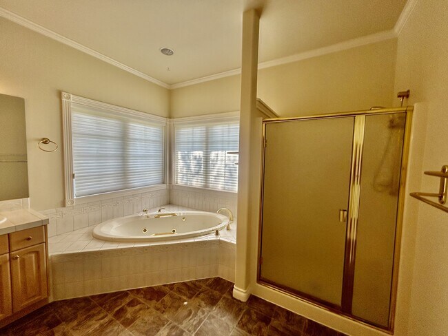 Building Photo - 560 E Maberry Dr