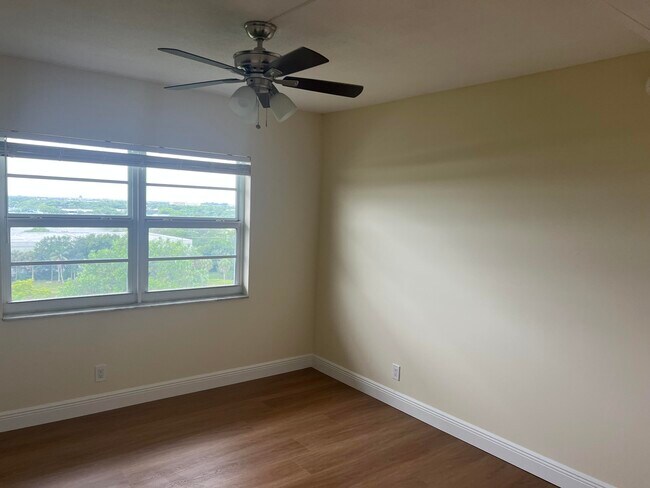 Building Photo - 3300 N Palm Aire Dr