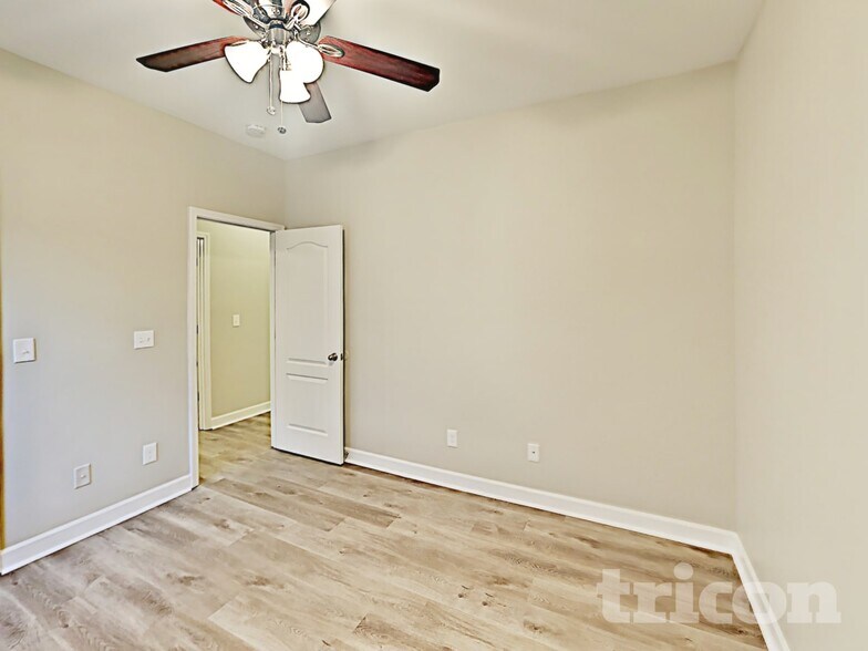 Building Photo - 1015 Golf View Way