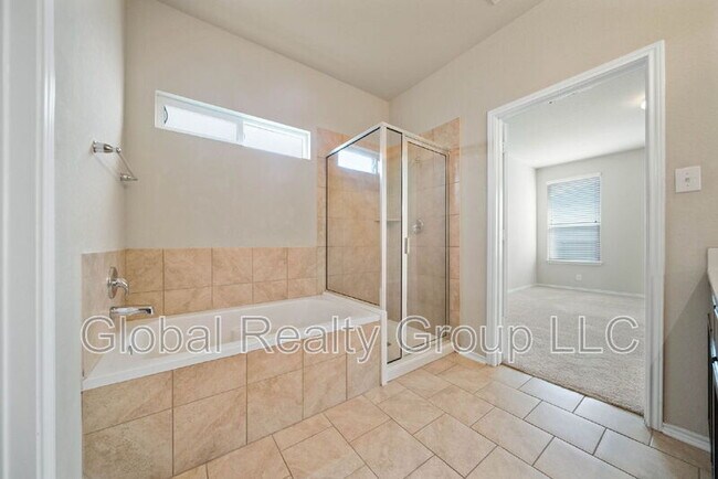 Building Photo - 437 Kings Way