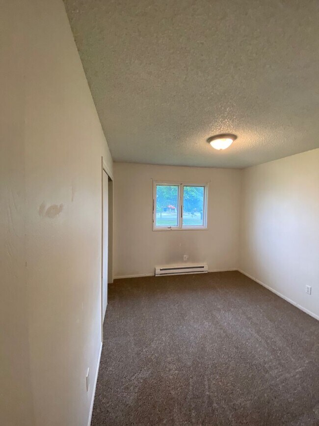 Building Photo - 4 - bedroom home close to Stateline