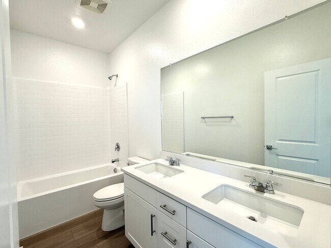 Building Photo - 4553 S Patterson Paseo