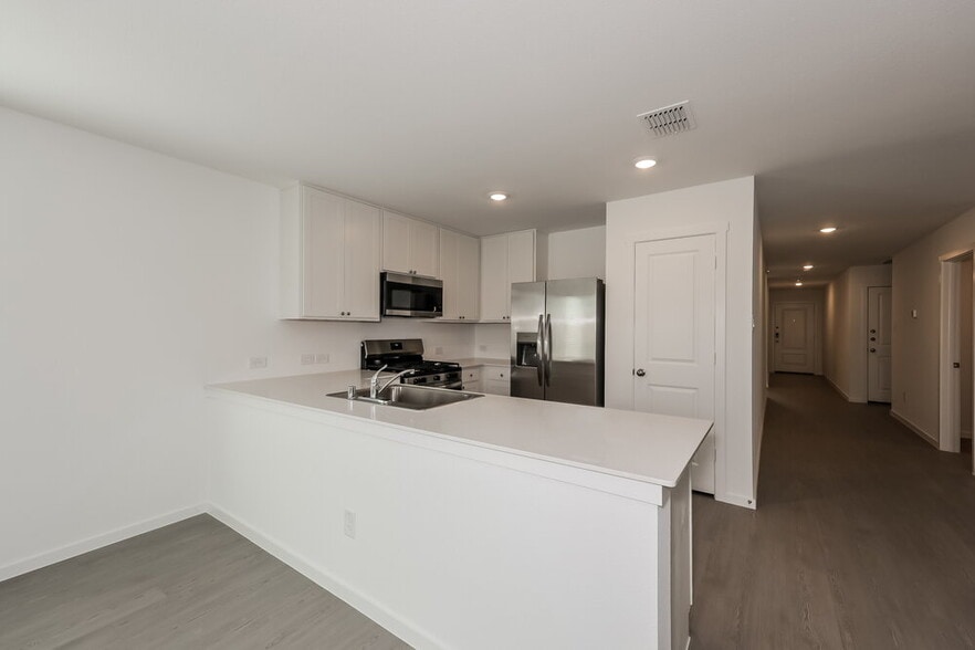 Building Photo - 2233 Crested Saguaro St