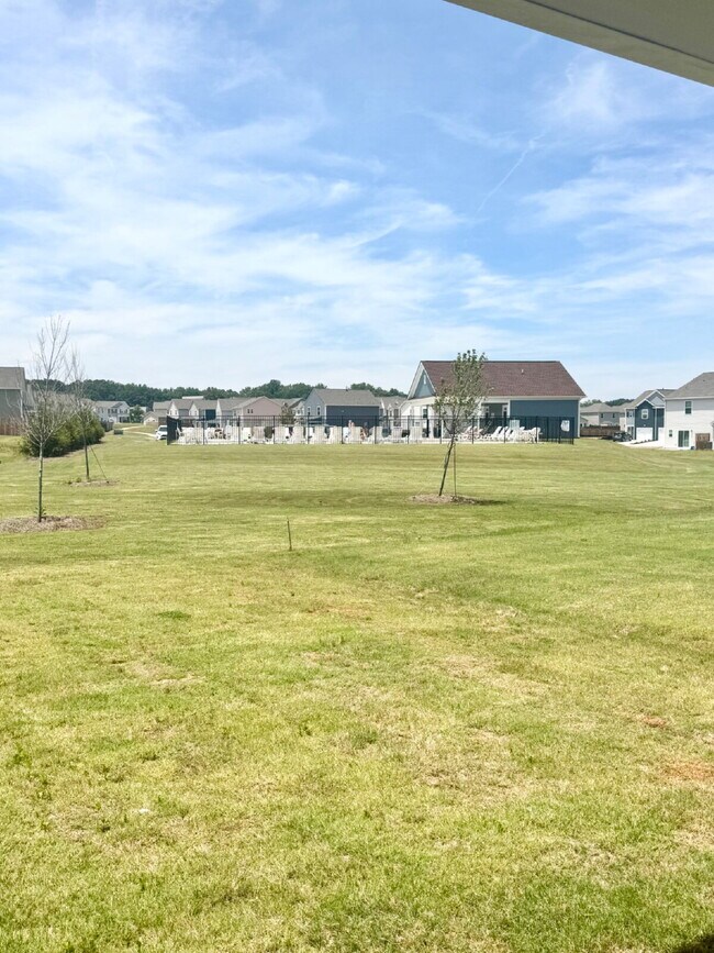 Building Photo - Brand new townhome - Perfect for students or families