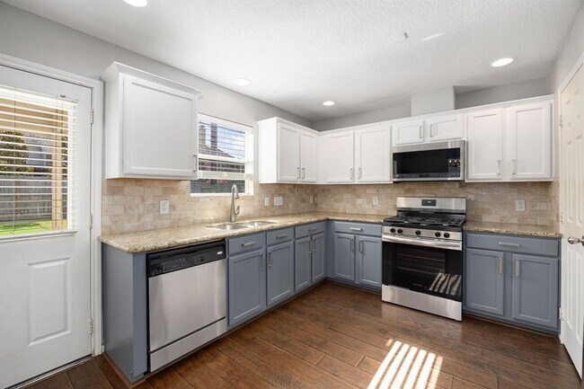 Building Photo - 6403 Applewood Forest Dr