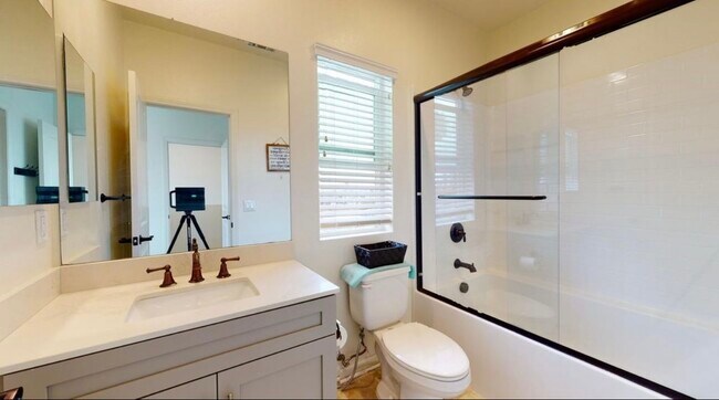Upstairs Suite Bath - 812 Ada St