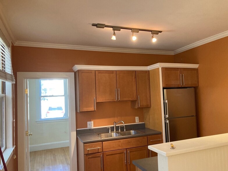 Building Photo - 325 Spring St