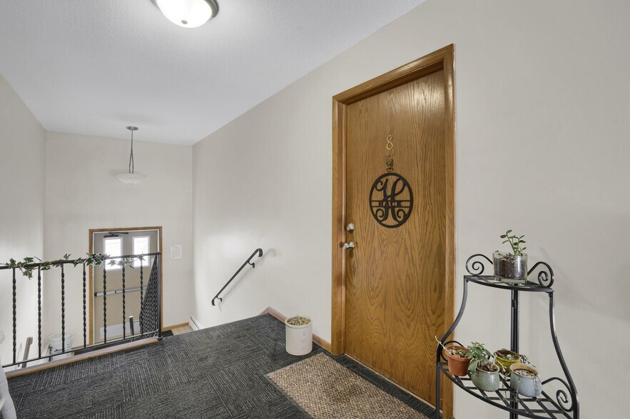 Entry to Apartment & Hallway - 609 Market St S