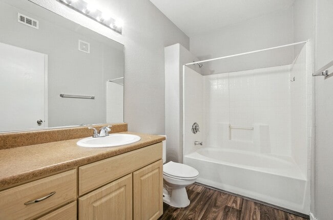 Building Photo - Northwest Condo with Modern Finishes & Gre...