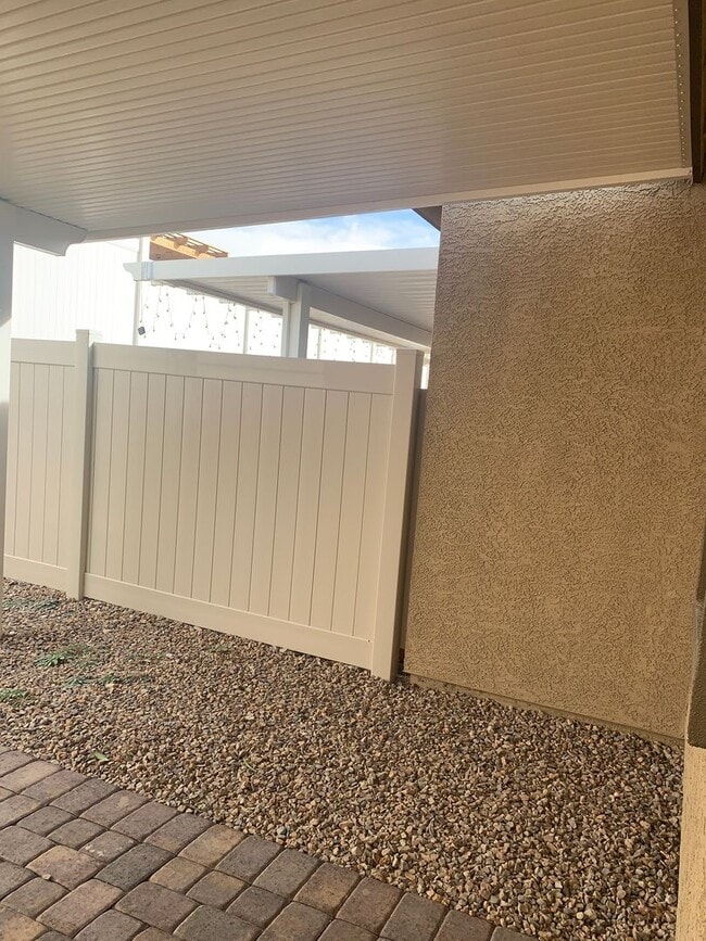 Building Photo - Upgraded Townhome