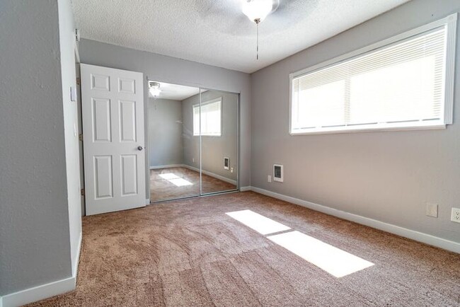 Building Photo - 2 Bedroom 1 Bath Apartment Home! New Washe...