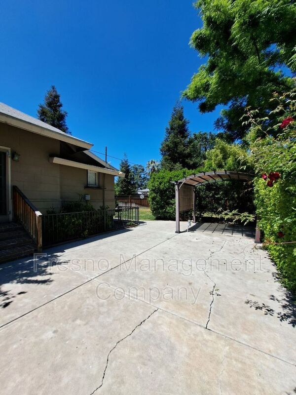 Building Photo - 827 E Dudley Ave