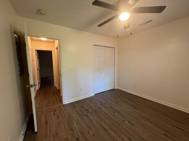Building Photo - 3290 Valencia Dr