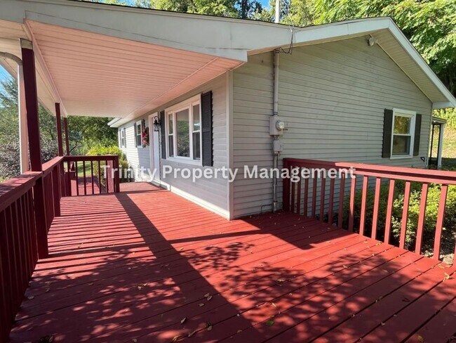 Building Photo - 305 Michael St