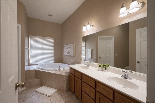 Building Photo - 10745 E 38th Ln