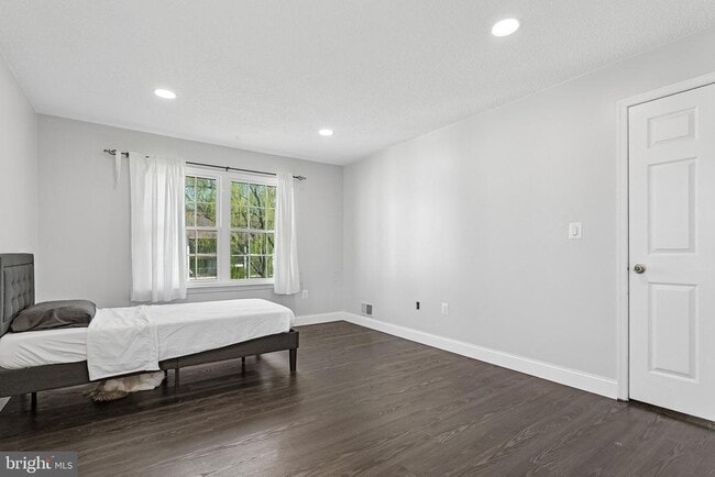 Building Photo - 11 Poillon Ct