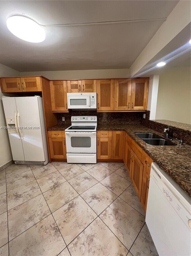 Building Photo - 379 Lakeview Dr