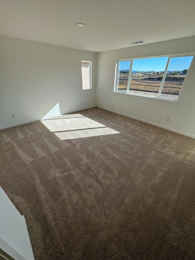 Building Photo - 5 bedroom Murrieta home for LEASE!