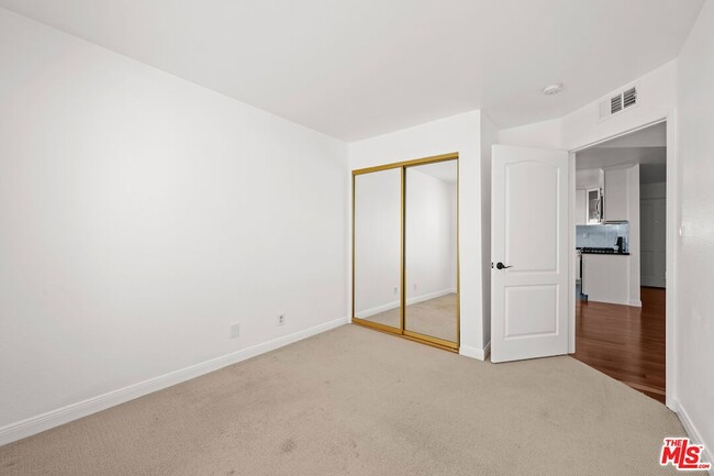 Building Photo - 610 Venice Way