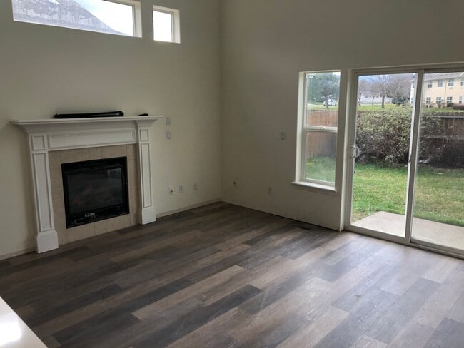 Building Photo - 3 Bedroom House in the Heights On Hood River