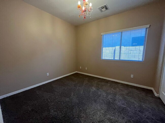 Building Photo - BEAUTIFUL 4 BEDROOM 2 BATHROOM HOME IN PEORIA