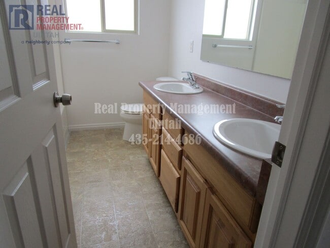 Building Photo - Beautiful Twin Home for Rent!