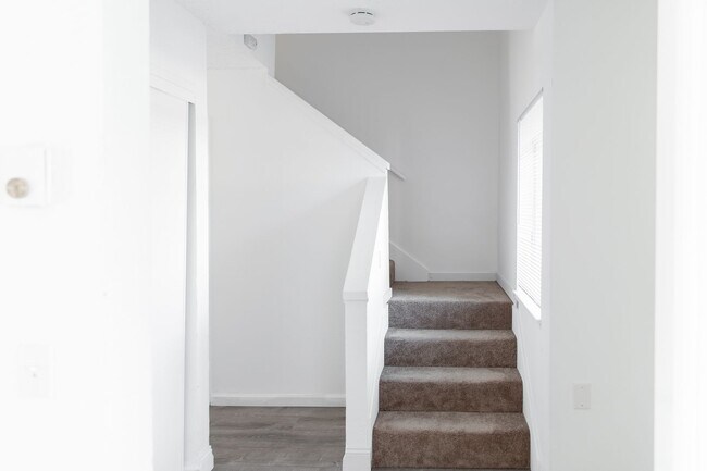 Building Photo - 3 bedroom, 1.5 bathroom townhome