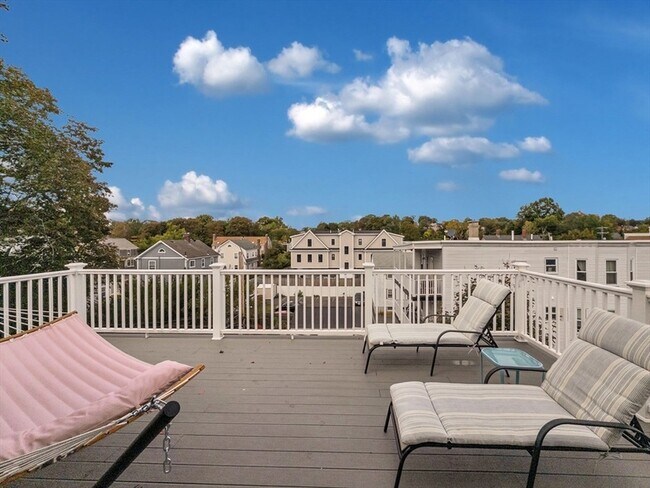 Building Photo - 19 Iona St