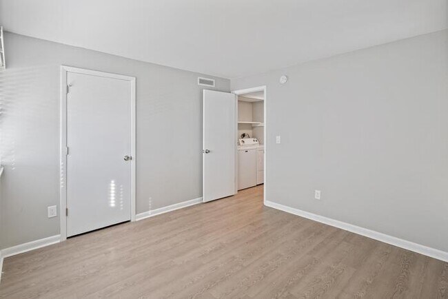 Building Photo - 1000 3rd St