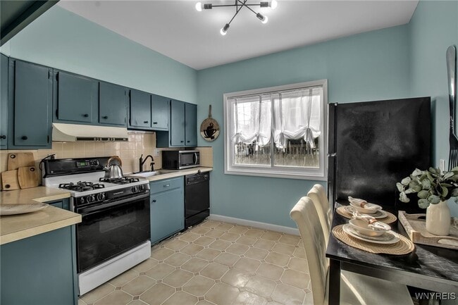 Building Photo - 990 Hertel Ave