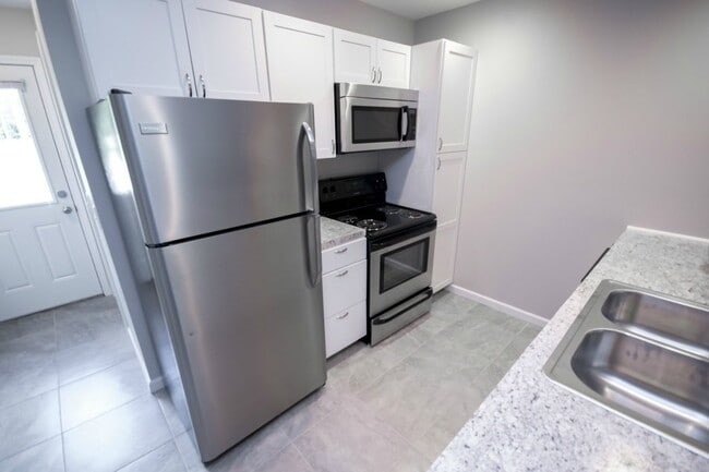 Building Photo - Updated 2 bedroom Duplex $1100/Month